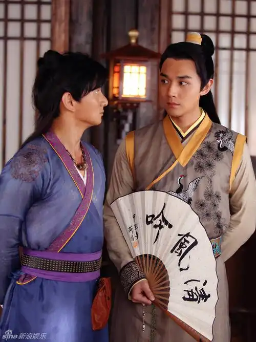 《犀利仁师》正在东方卫视播出,霍政谚在剧中满腹经纶的四次元让人