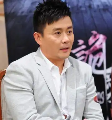 演员邢岷山:娶老师女儿,英雄救美被毁容,如今家庭幸福令人羡慕