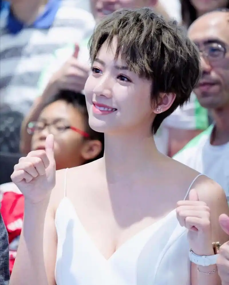 tvb小花蔡思贝谈网络暴力好多人叫我去死但我也是妈妈生的