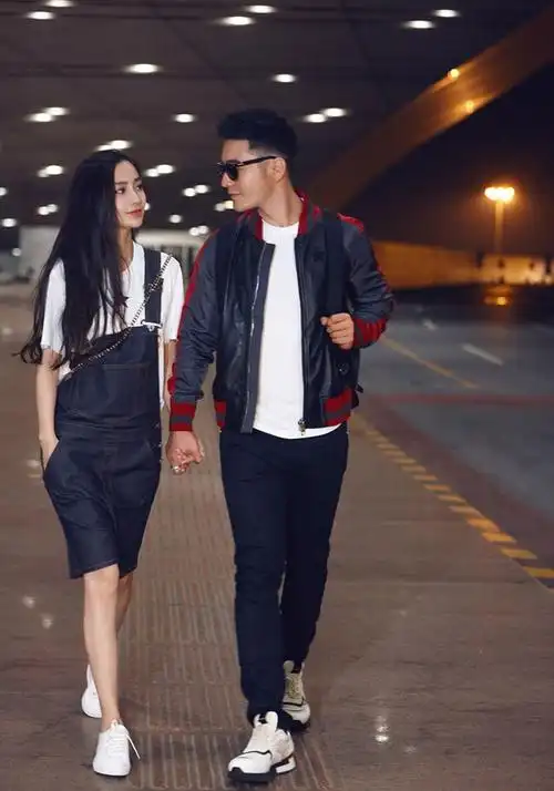 黄晓明angelababy深夜牵手现身机场 启程时装周