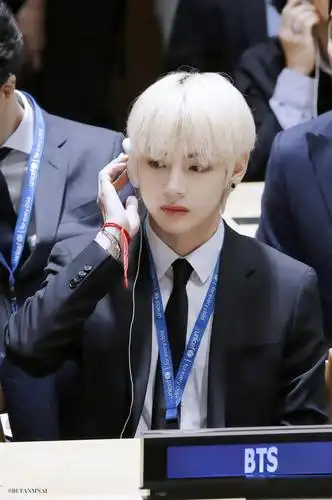 男星白发造型,王嘉尔边伯贤可爱迷人,范丞丞冷酷,王一博绝了!