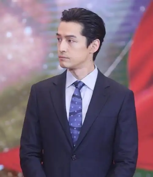 梳着大背头的造型爱了爱了,胡歌出席活动基本上都是大背头发型,不过