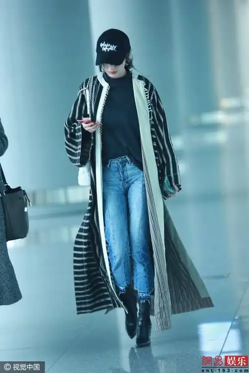 杨幂牛仔裤干练随性走路生风气场十足
