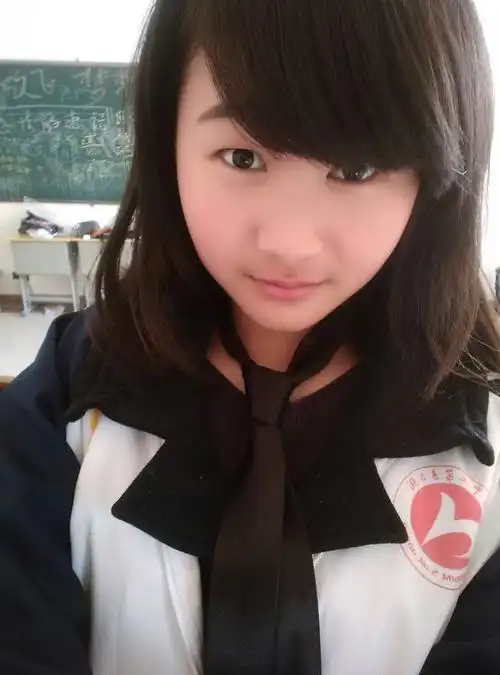 17岁的女孩适合穿什么牌子的衣服?162,微胖,圆脸,披肩短发.