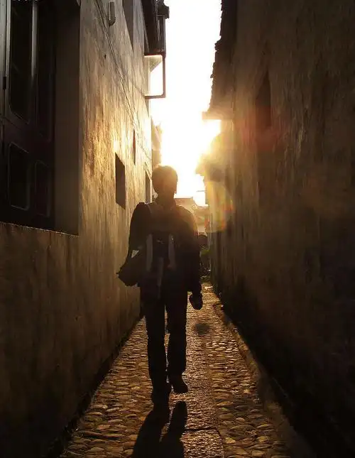 求:一张男子在长长的街道奔跑或者行走的背影图.