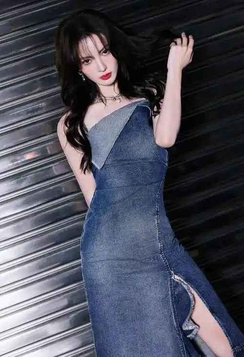 金晨牛仔吊带裙惊艳亮相完美腰臀比与大长腿吸睛无数性感魅力爆棚