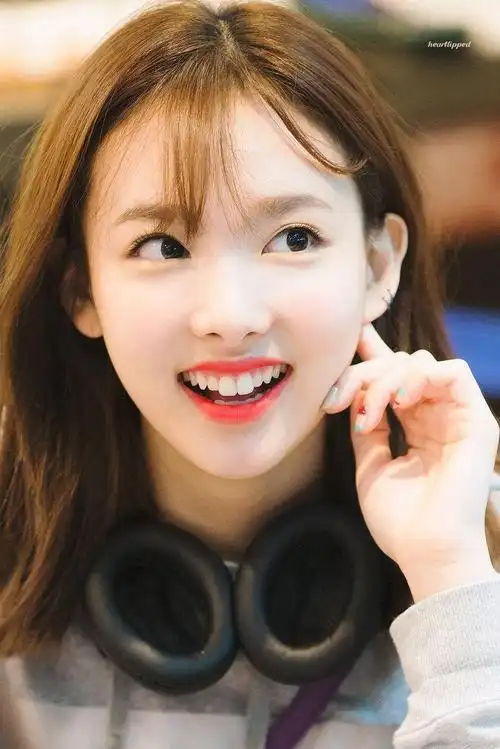 有兔牙的人笑起来也太有感染力了吧!兔兔太可爱了!