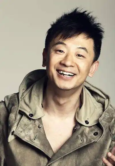 黄海波近照身材发福成油腻大叔,与妻子嘴对嘴亲吻罕见秀恩爱_视频