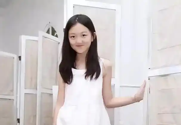 李嫣庆祝18岁生日,公开与王菲合影,五官变化太大,网友认不出来