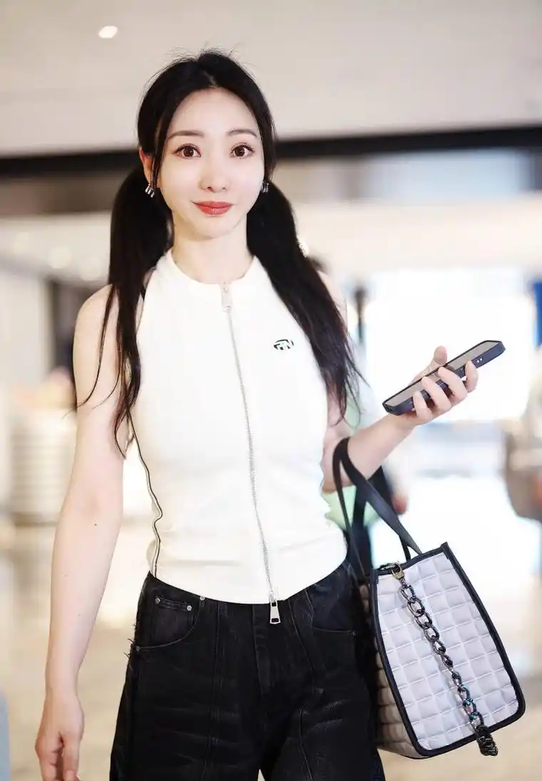 43岁柳岩近照曝光,单穿紧身马甲曲线下垂,脸部变化明显颜值下滑