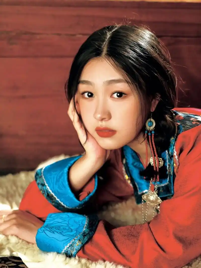 蒙古族女孩子是端庄的,美丽的,动人的 但也有可爱,清冷型的,女孩子就