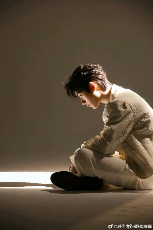 丁程鑫深v衬衫##丁程鑫戴了皇冠