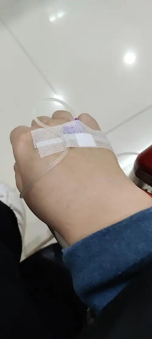 请假糊弄老板求医院就诊打针图