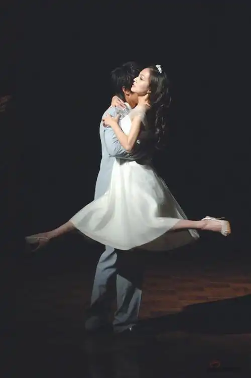 吴尊抱张韶涵跳华尔兹 顶楼独自抱空气练舞(图)