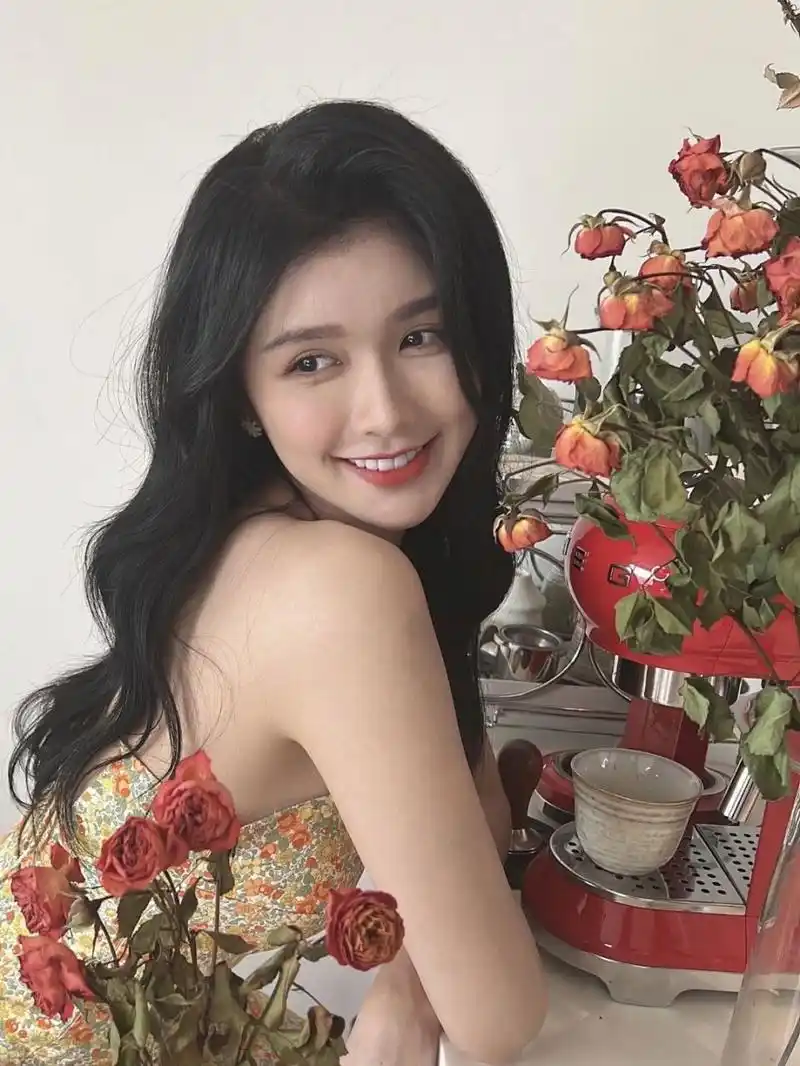 蔡卓宜晒生日照,穿吊带碎花裙也太美了