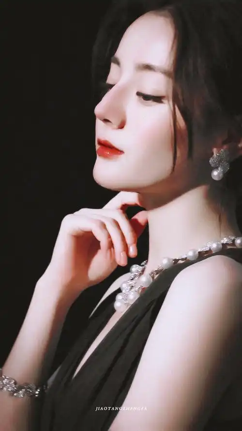 cr:焦糖蒸发饭修/迪丽热巴代言mikimoto御本木