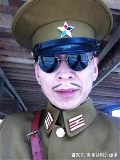 猥琐的动作,奸猾的表情,还有那非常有标志性的八字胡,看着真的是让人