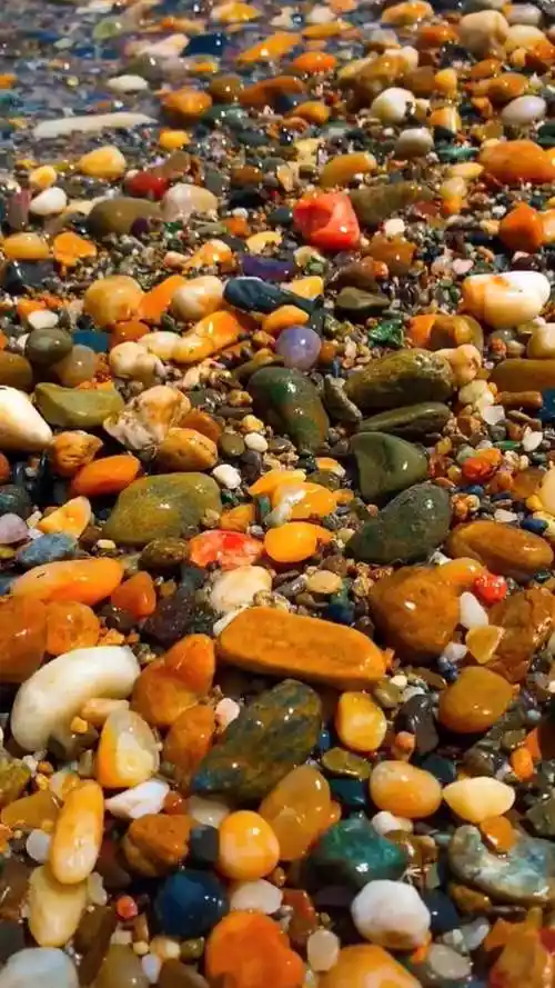 海边鹅卵石阳光