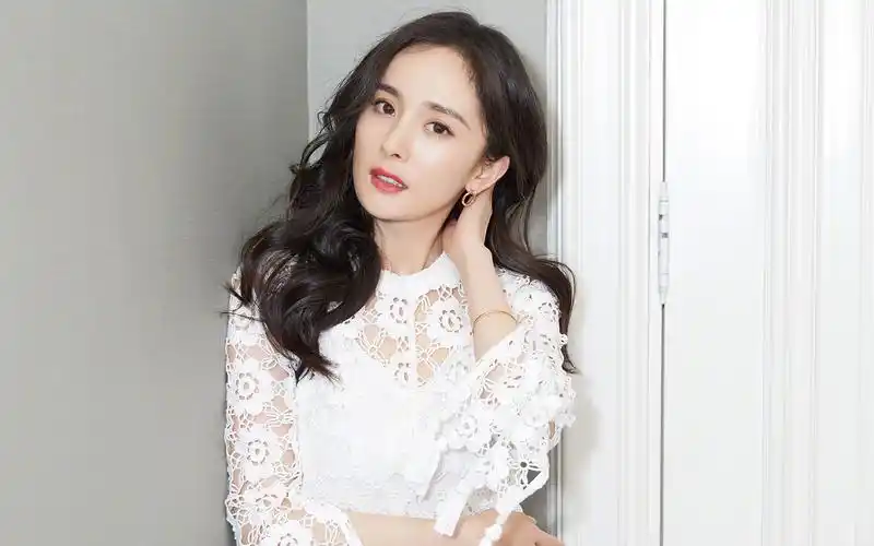 杨幂优雅性感高清桌面壁纸