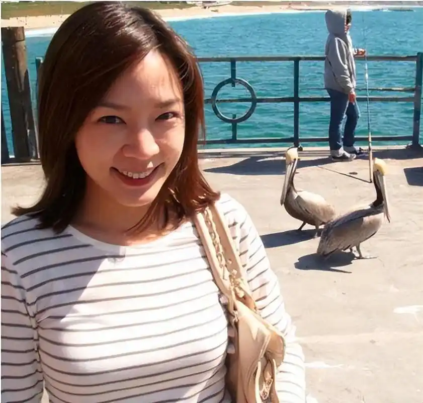 但张嘉欣并没有因此就放弃自己"嫁入豪门"的梦,他转身就投入了樱花