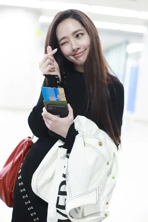 原创郭碧婷结束与向佐蜜月旅行现身机场撩发比心少女感满满