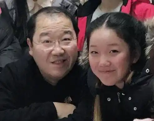 英达13岁女儿近照曝光,活泼可爱长相似父亲