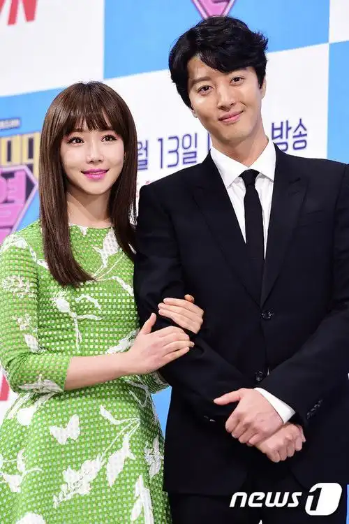 李东健携手李宥利现身发布会 新剧变身"超级老爸" (组图) (2)