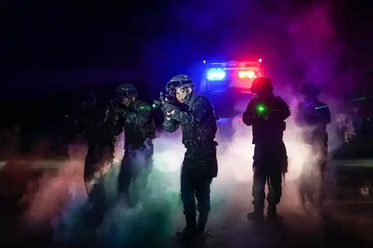 直击夜训场一起看武警特战密林深处极限追击