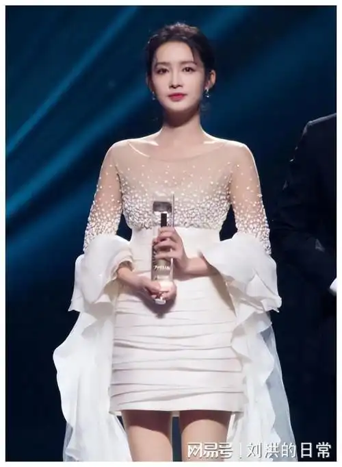 这谁顶得住33岁李沁半透明衣衫出镜大秀娇嫩身材