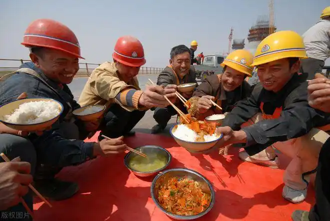 农民工的工地快餐看着有没有一种熟悉的感觉