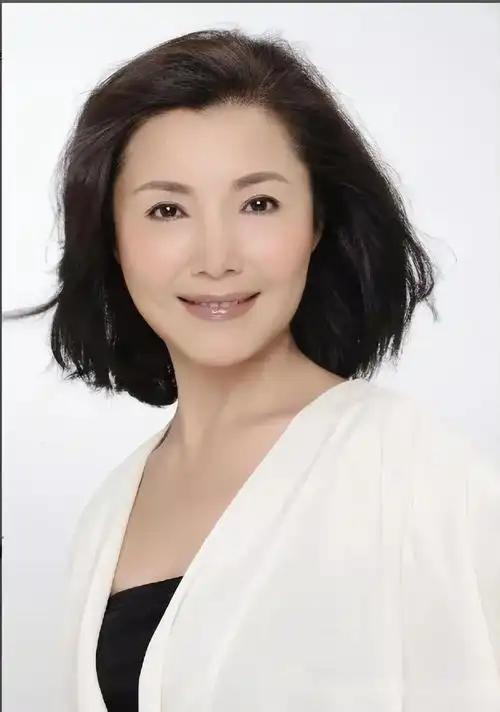 67岁姜黎黎从容老去好端庄,穿衣简约有气质,皱纹也掩盖不住美 - 知乎