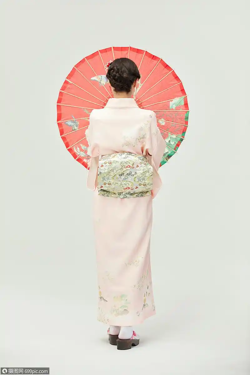 和服美女打着红色油纸伞东亚人日本文化