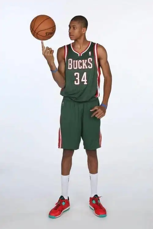 美媒晒字母哥身材变化,肌肉太恐怖了!