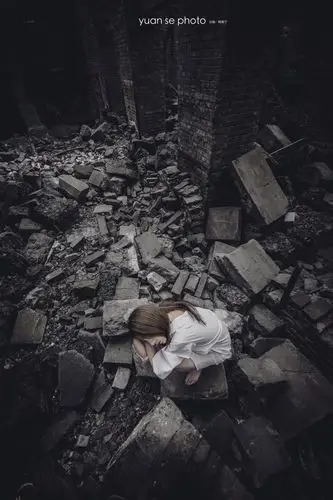 躲在角落听着伤心的歌