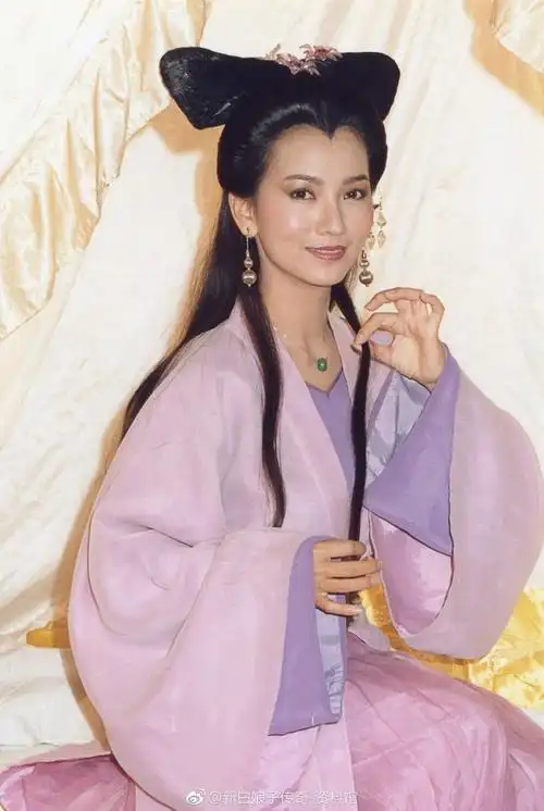 《新白娘子传奇》罕见老照片,白娘子许仙微笑合照,媚娘少女感足