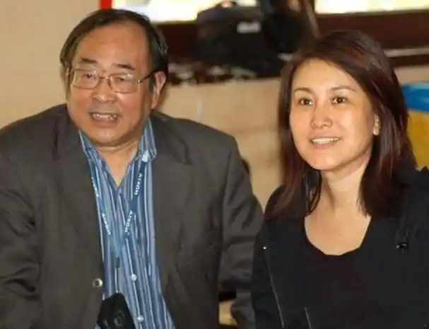 2004年的拉手照被曝光时,人们调侃与各种"猜测原因"的声音让王茜十分