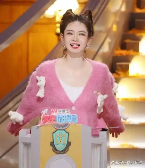 每次看综艺节目《火星情报局》都被戚薇的可爱妆造惊艳到.