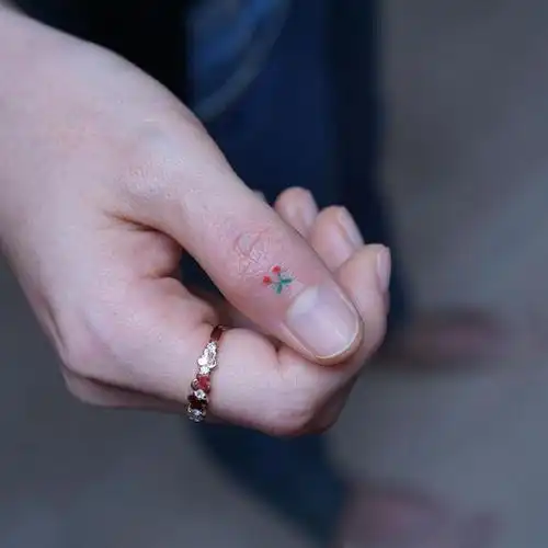 手指上的超简约的小纹身图案手指纹身