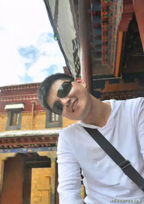 严於信是《新闻联播》最年轻的主持人,一脸端正,这名字怎么读?