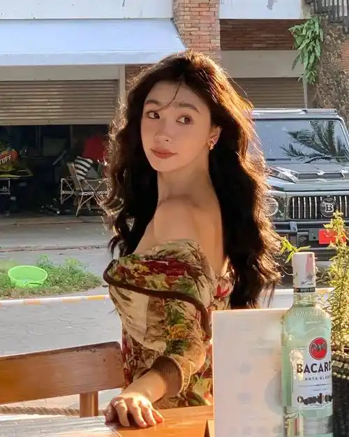 长发过肩的女性,一定要试试全头烫卷发,时尚好看让人为你着迷