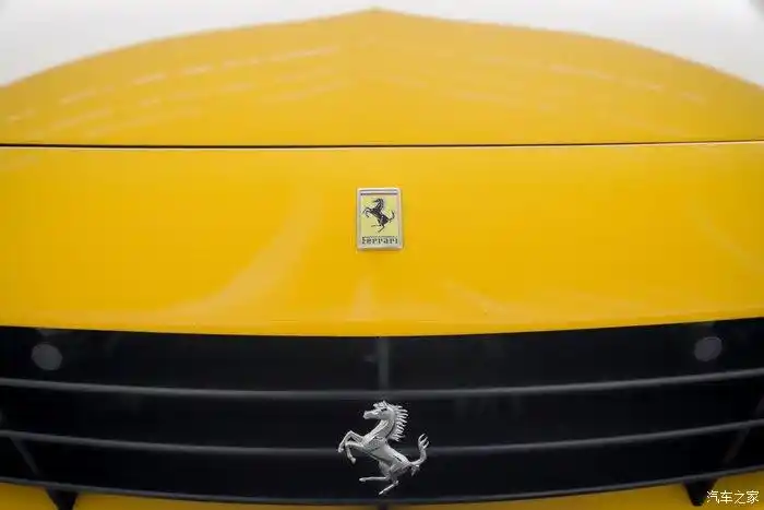 法拉利的车标一匹野马,撩妹必备的小跑车啊