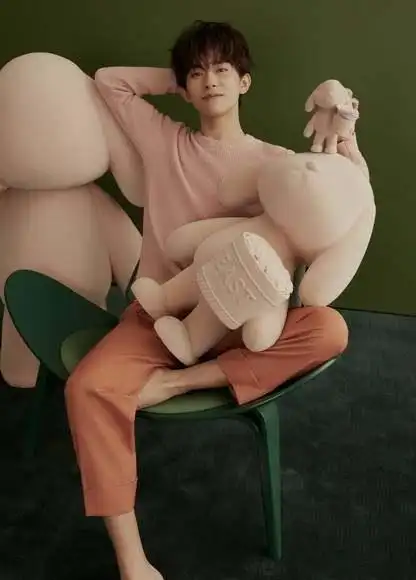 千玺野兽派大片来袭竟然露出小脚丫啦是好看的希腊脚啦