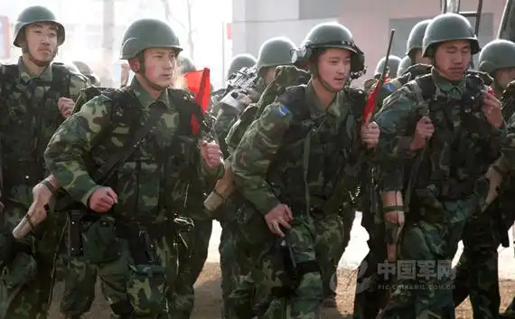 组图中国空降兵全副武装实施战备演练