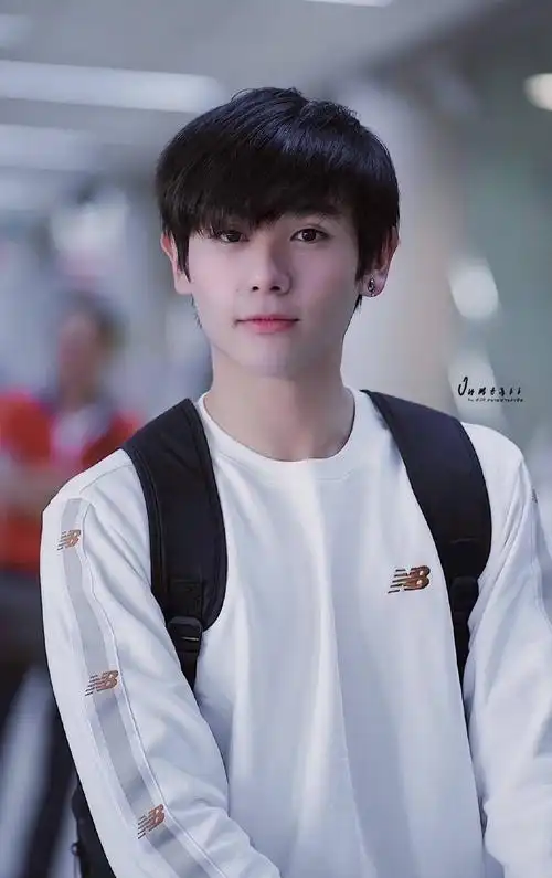 别再让我看到高卿尘在泰国不走可爱风来中国装可爱