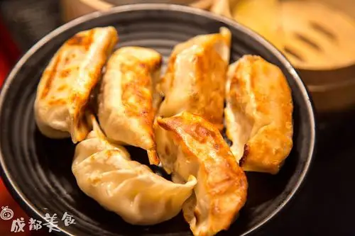这个烤饺子也是日漫同款,烤到底部变成焦糖色,吃起来咔嗞咔嗞的,很香.