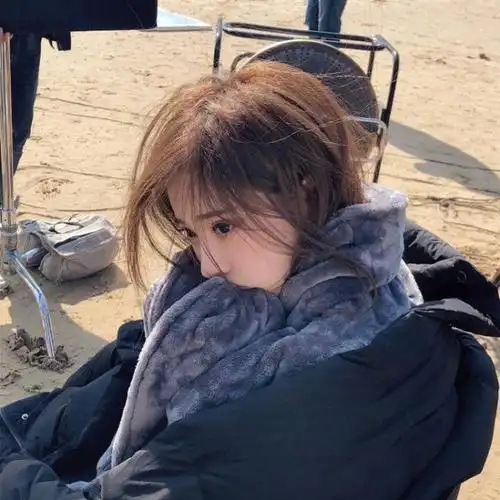 我们通过冯提莫晒出的美照可以看出,她拍摄时似乎穿