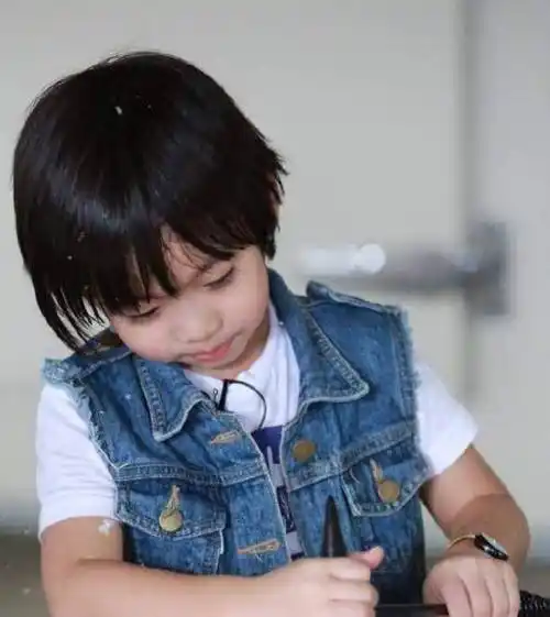 原创林志颖儿子kimi才是整容式长大近照曝光却意外撞脸蔡徐坤