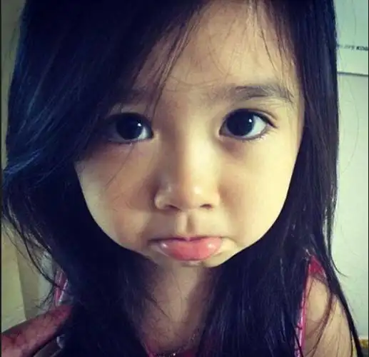 话说,这个卖萌帝是一个5岁的小女孩.是一个韩国和菲律宾混血.