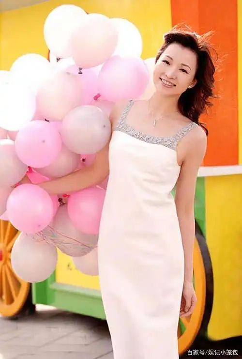 主持春晚13年,低调嫁入豪门秘密产子,凭《朗读者》再爆红|董卿