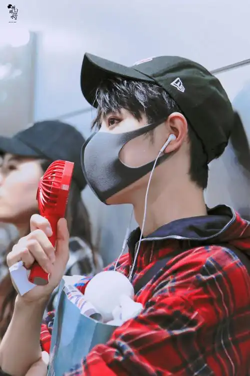 肖战#要一起听歌吗?耳机分你一半